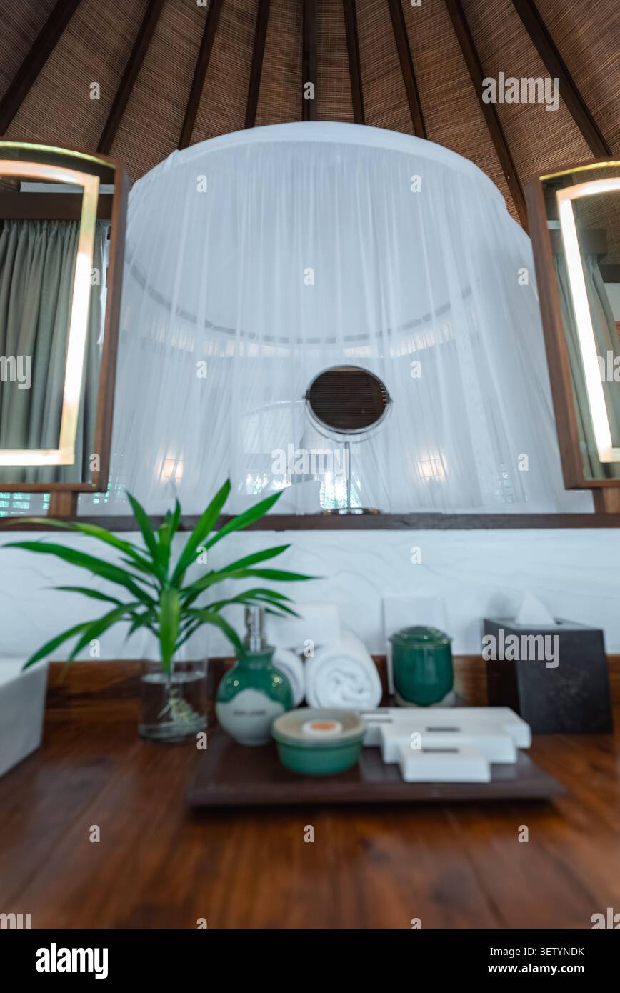 Luxuriöse Malediven Villa Spa Tablett und Himmelbett unter Strohdecke Stockfoto