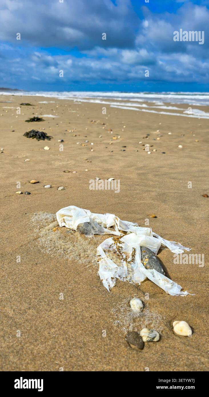 Soulac-sur-Mer, Frankreich. Umweltproblem der Abfallentsorgung zur Verschmutzung der Meeresküste und des Ökosystems Stockfoto