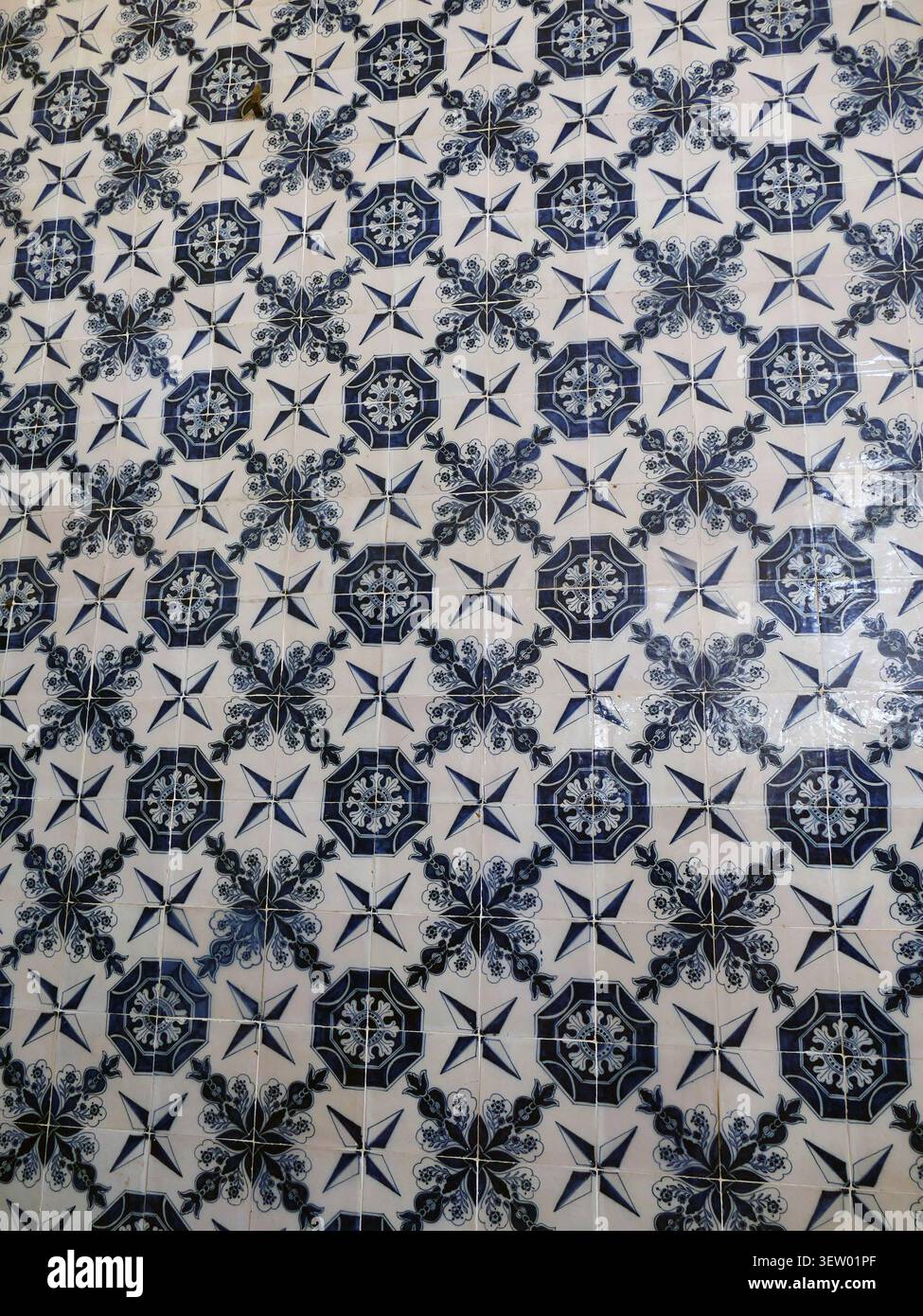 ISTANBUL - APR 23,2023 - Iznik-Keramikfliesen bilden ein kompliziertes blau-weißes geometrisches und florales Muster an einer Wand im Topkapi-Palast, Istanbul, T Stockfoto