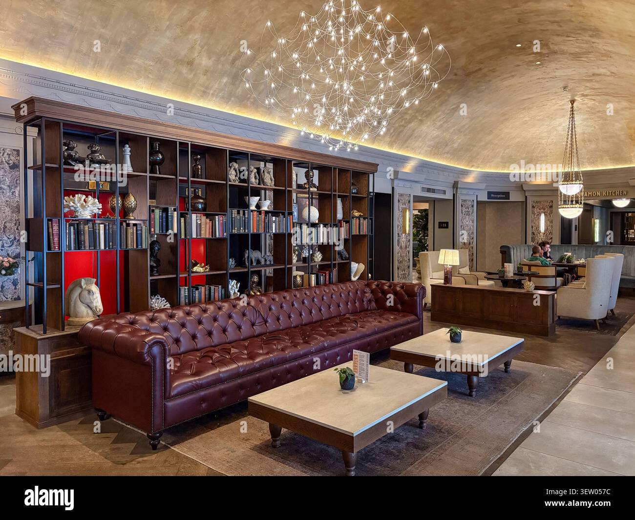 Opulente Lobby-Lounge mit chesterfield-Ledersofa und Art déco-Stil im Queens Hotel, City Centre, Leeds. Stockfoto