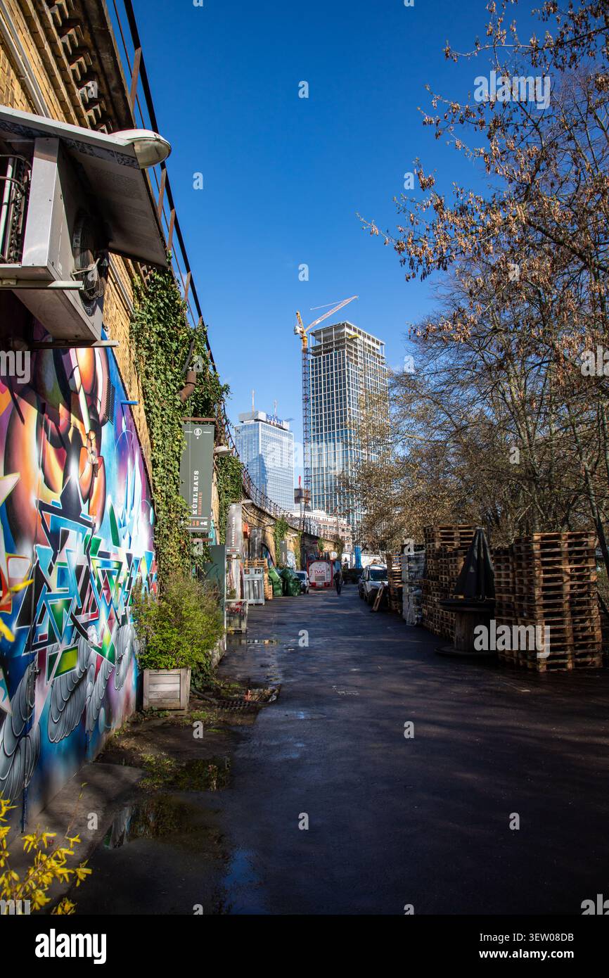 Hochbahnstrecke links und der Berlinische Büroturm im Hintergrund im Berliner Bezirk Mitte Stockfoto