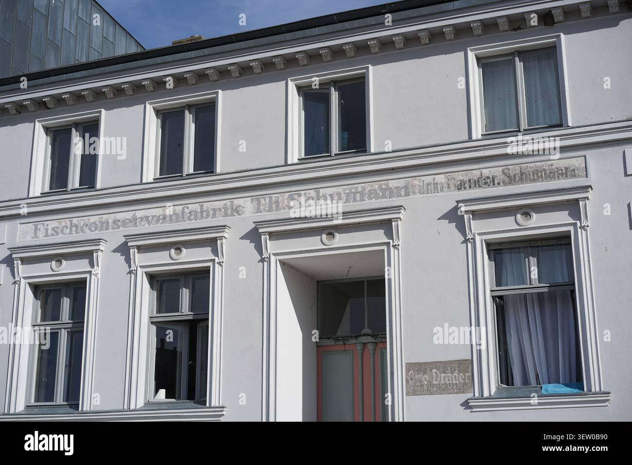 Stralsund, Deutschland - 22. Juni 2026: Historische Geisterzeichen der Fischconservenfabrik Th. Schumann und Otto Dräger an einer Gebäudefassade am Hafen. Stockfoto