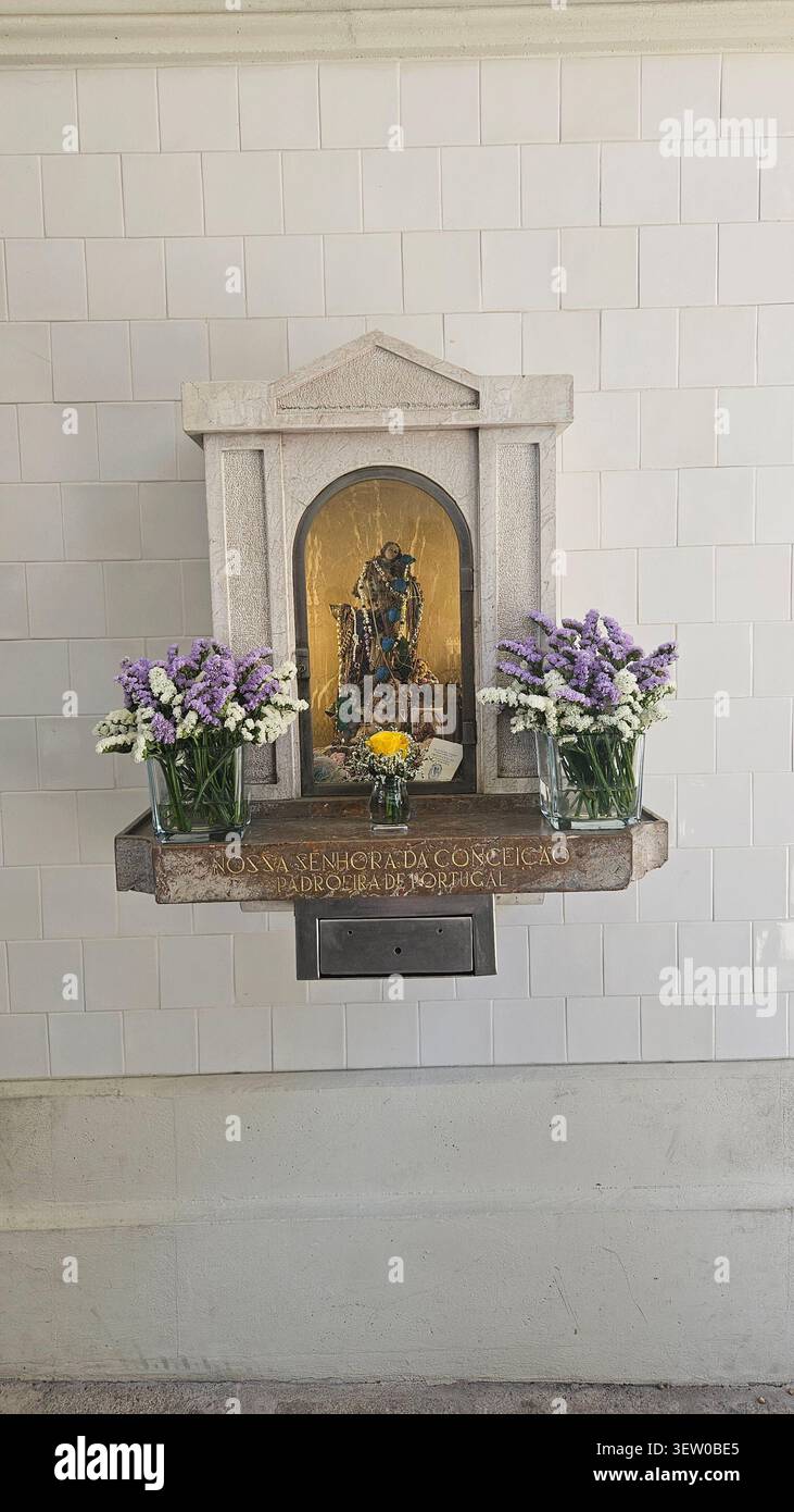 Nossa Senhora da Conceição Schrein mit Blumenopfern in Portugal Stockfoto