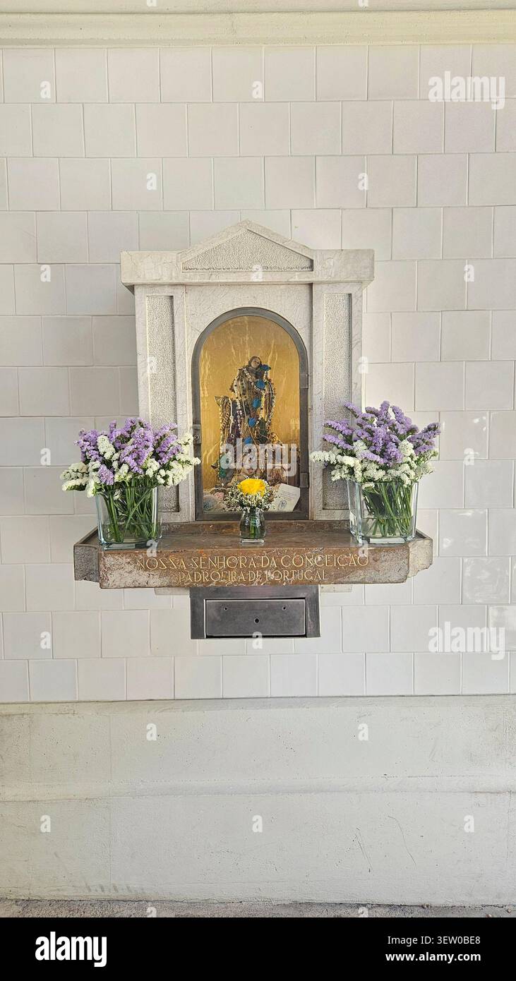 Nossa Senhora da Conceição Schrein mit Blumenopfern in Portugal Stockfoto