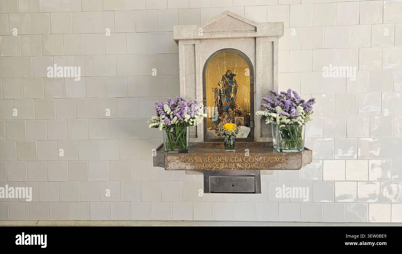 Nossa Senhora da Conceição Schrein mit Blumenopfern in Portugal Stockfoto