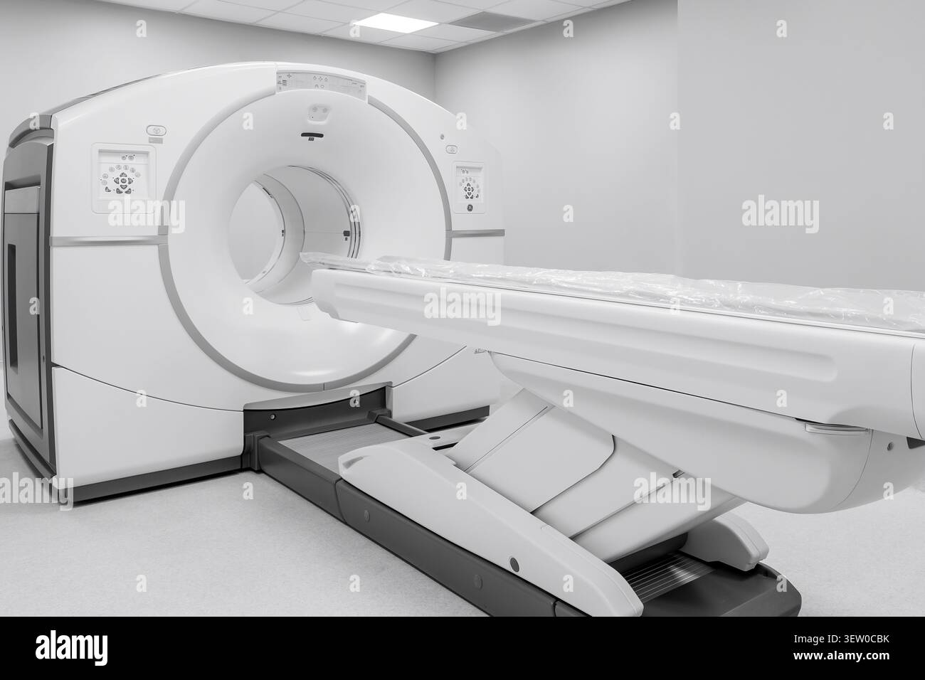 Modernes Krankenhaus-Radiologiezentrum mit High-Tech-CT-, MRT- oder PET-Scanner. Fortschrittliche nuklearmedizinische Bildgebung, Magnetresonanz und Szintigraphie. Stockfoto