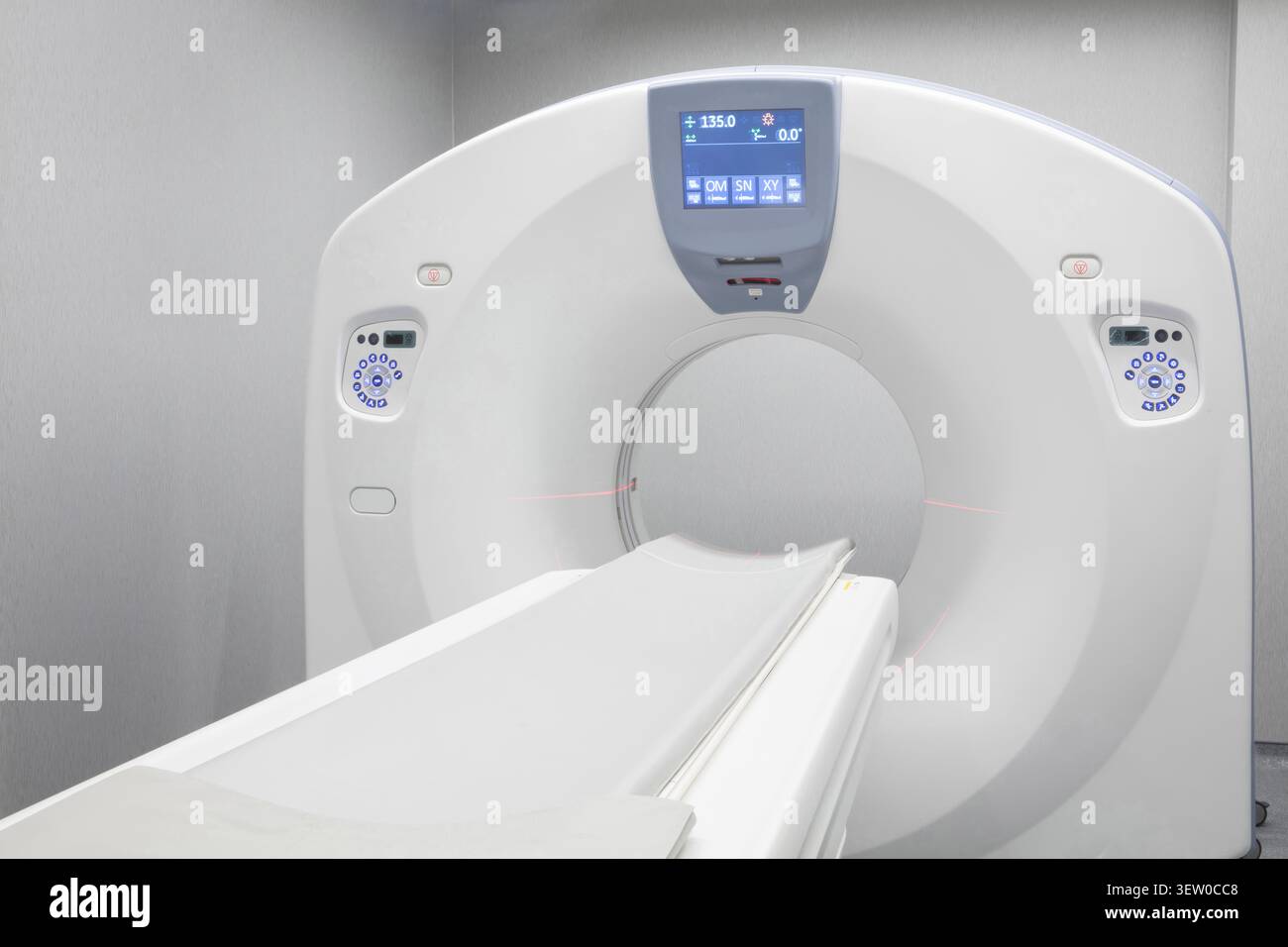 Modernes Krankenhaus-Radiologiezentrum mit High-Tech-CT-, MRT- oder PET-Scanner. Fortschrittliche nuklearmedizinische Bildgebung, Magnetresonanz und Szintigraphie. Stockfoto