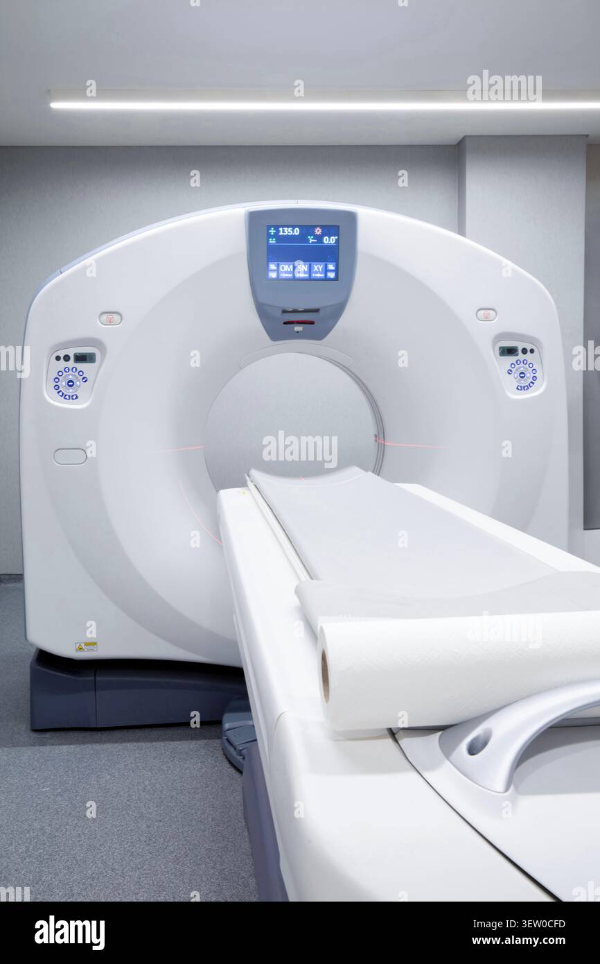 Modernes Krankenhaus-Radiologiezentrum mit High-Tech-CT-, MRT- oder PET-Scanner. Fortschrittliche nuklearmedizinische Bildgebung, Magnetresonanz und Szintigraphie. Stockfoto