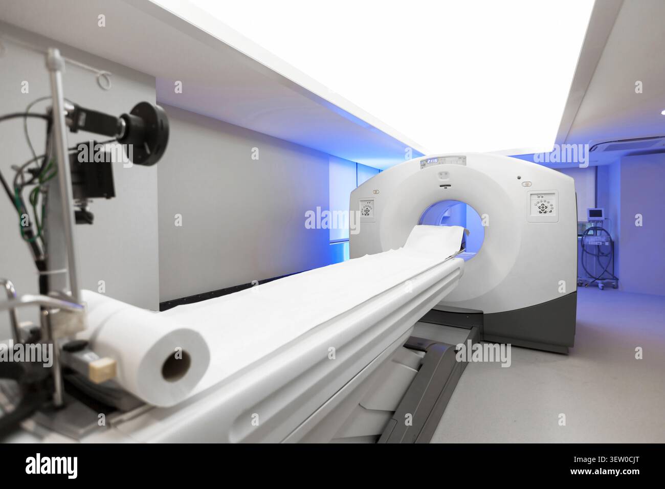 Modernes Krankenhaus-Radiologiezentrum mit High-Tech-CT-, MRT- oder PET-Scanner. Fortschrittliche nuklearmedizinische Bildgebung, Magnetresonanz und Szintigraphie. Stockfoto