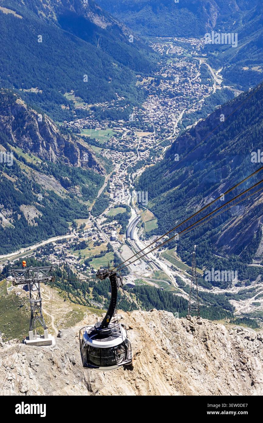 Blick aus der Vogelperspektive auf die Seilbahnhütte Skyway Monte Bianco in Richtung der Stadt Courmayeur, eingebettet im Aostatal, umgeben von der rugge Stockfoto