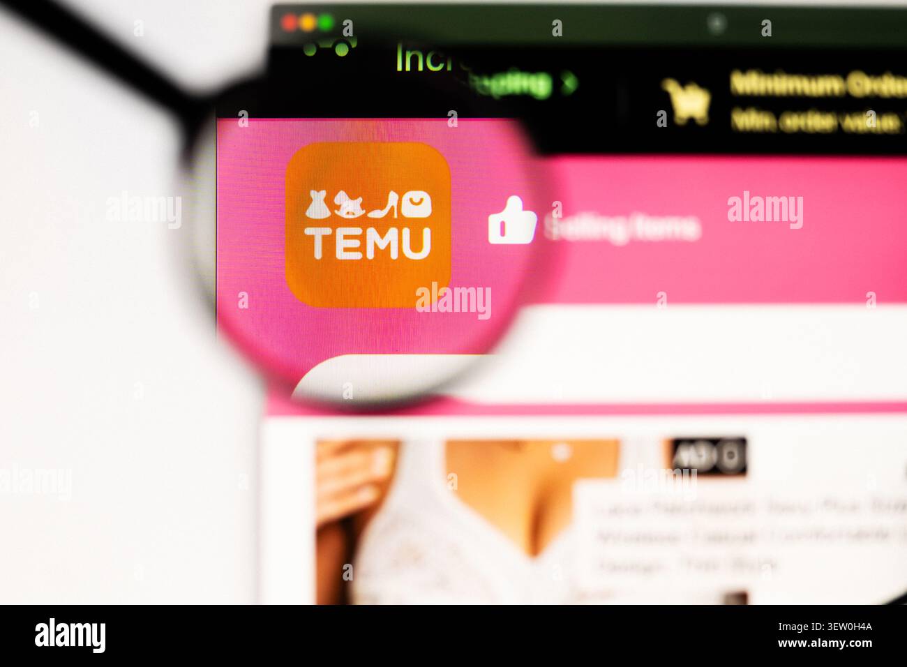 Mailand, Italien 2026, 20 Apr Nahaufnahme der Temu-Website auf einem Laptop-Bildschirm. Konzentrieren Sie sich auf das Temu-Logo unter einer Lupe. Stockfoto