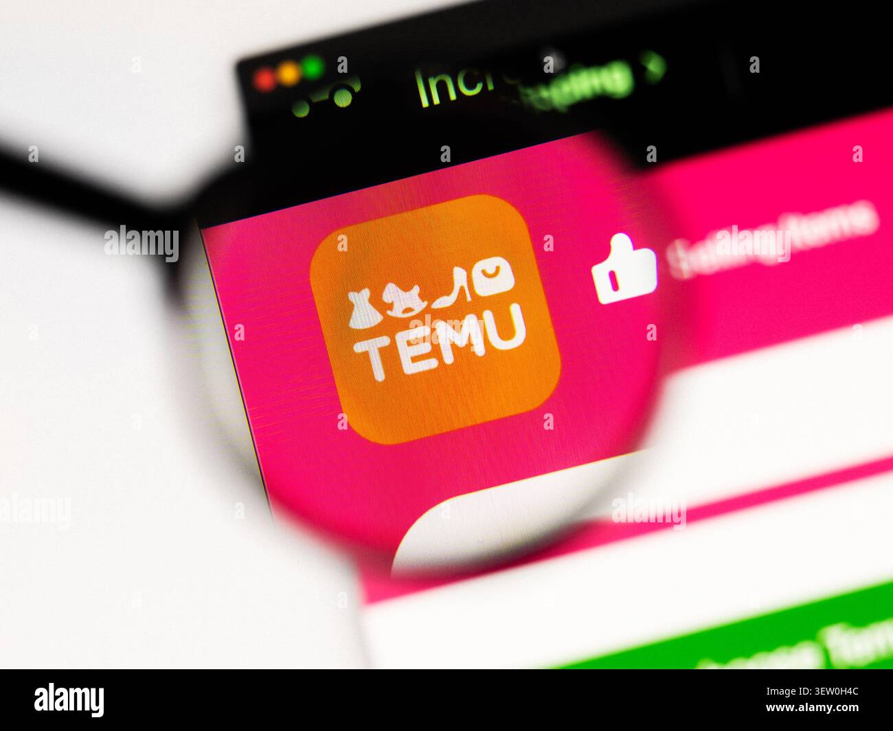 Mailand, Italien 2026, 20 Apr Nahaufnahme der Temu-Website auf einem Laptop-Bildschirm. Konzentrieren Sie sich auf das Temu-Logo unter einer Lupe. Stockfoto