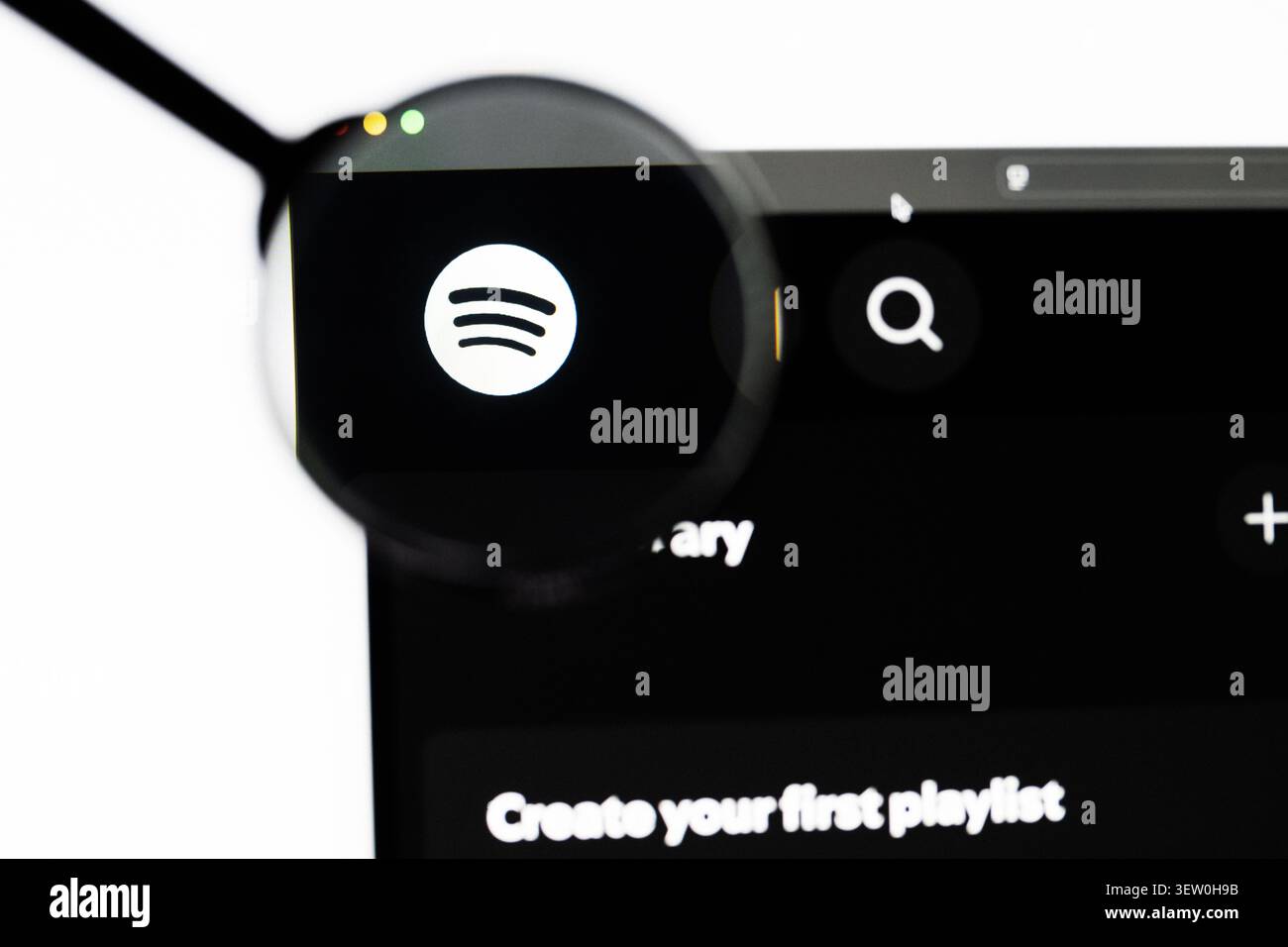 Mailand, Italien 2026, 20 Apr Nahaufnahme der Spotify Website auf einem Laptop-Bildschirm. Konzentrieren Sie sich auf das Spotify Logo unter einer Lupe. Stockfoto