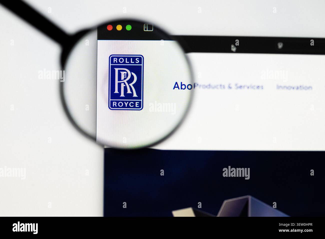 Mailand, Italien 2026, 20 Apr Nahaufnahme der Website von Rolls-Royce Holdings auf einem Laptop-Bildschirm. Konzentrieren Sie sich auf das Rolls-Royce Holdings Logo unter einer Lupe. Stockfoto
