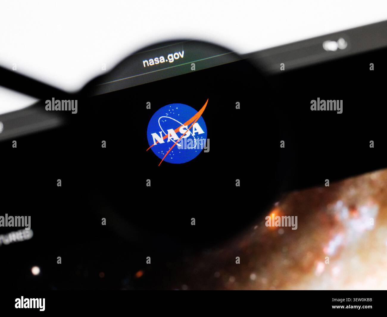 Mailand, Italien 2026, 20. April Nahaufnahme der NASA-Website auf einem Laptop-Bildschirm. Konzentrieren Sie sich auf das NASA-Logo unter einer Lupe. Stockfoto