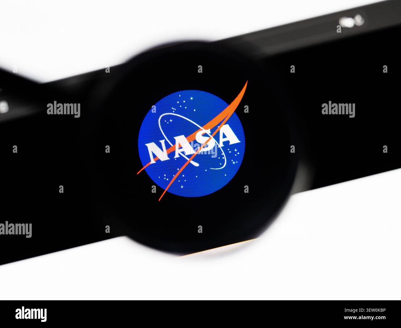 Mailand, Italien 2026, 20. April Nahaufnahme der NASA-Website auf einem Laptop-Bildschirm. Konzentrieren Sie sich auf das NASA-Logo unter einer Lupe. Stockfoto