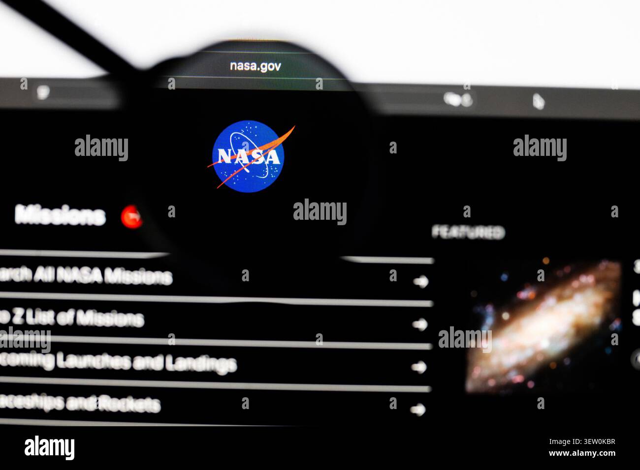Mailand, Italien 2026, 20. April Nahaufnahme der NASA-Website auf einem Laptop-Bildschirm. Konzentrieren Sie sich auf das NASA-Logo unter einer Lupe. Stockfoto