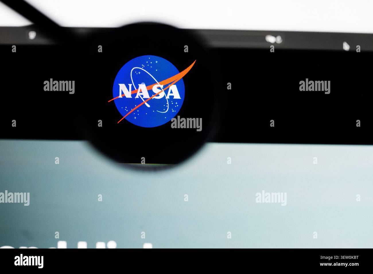 Mailand, Italien 2026, 20. April Nahaufnahme der NASA-Website auf einem Laptop-Bildschirm. Konzentrieren Sie sich auf das NASA-Logo unter einer Lupe. Stockfoto