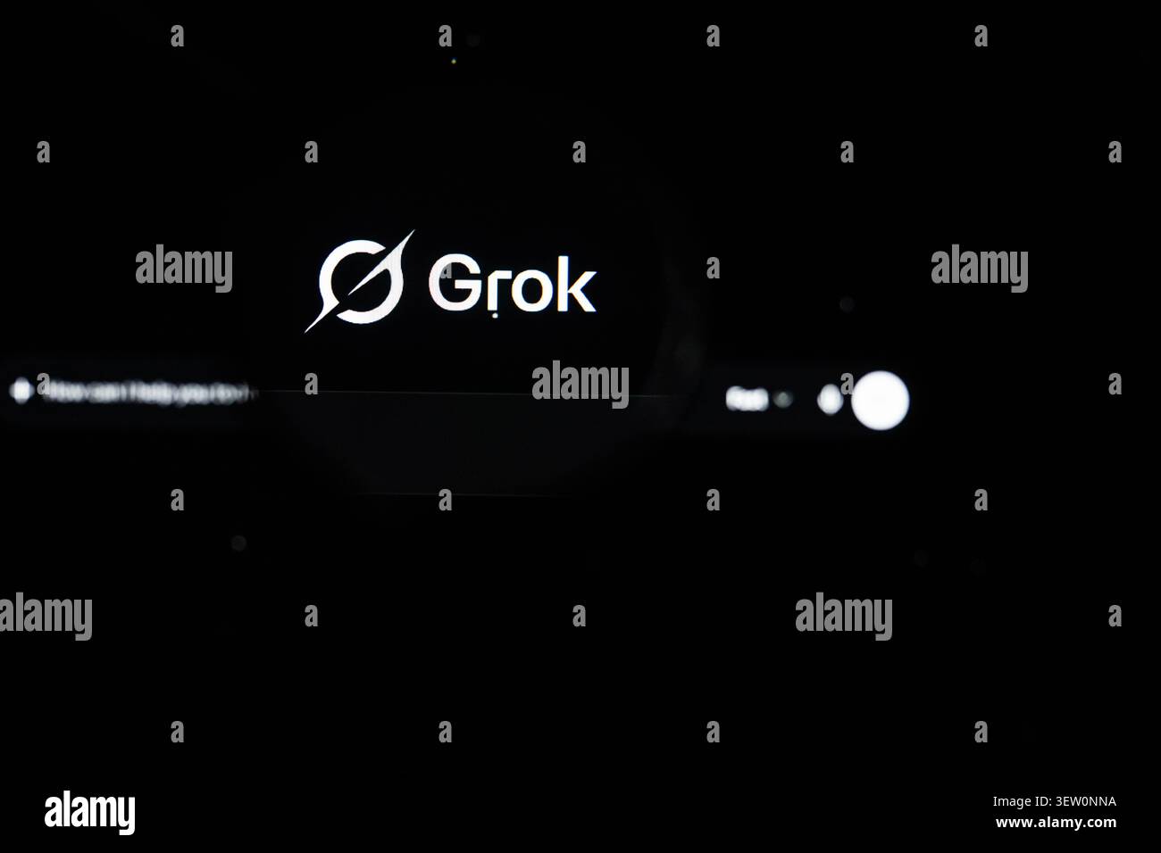 Mailand, Italien 2026, 20 Apr Nahaufnahme der Grok Website auf einem Laptop-Bildschirm. Konzentrieren Sie sich auf das Grok-Logo unter einer Lupe. Stockfoto