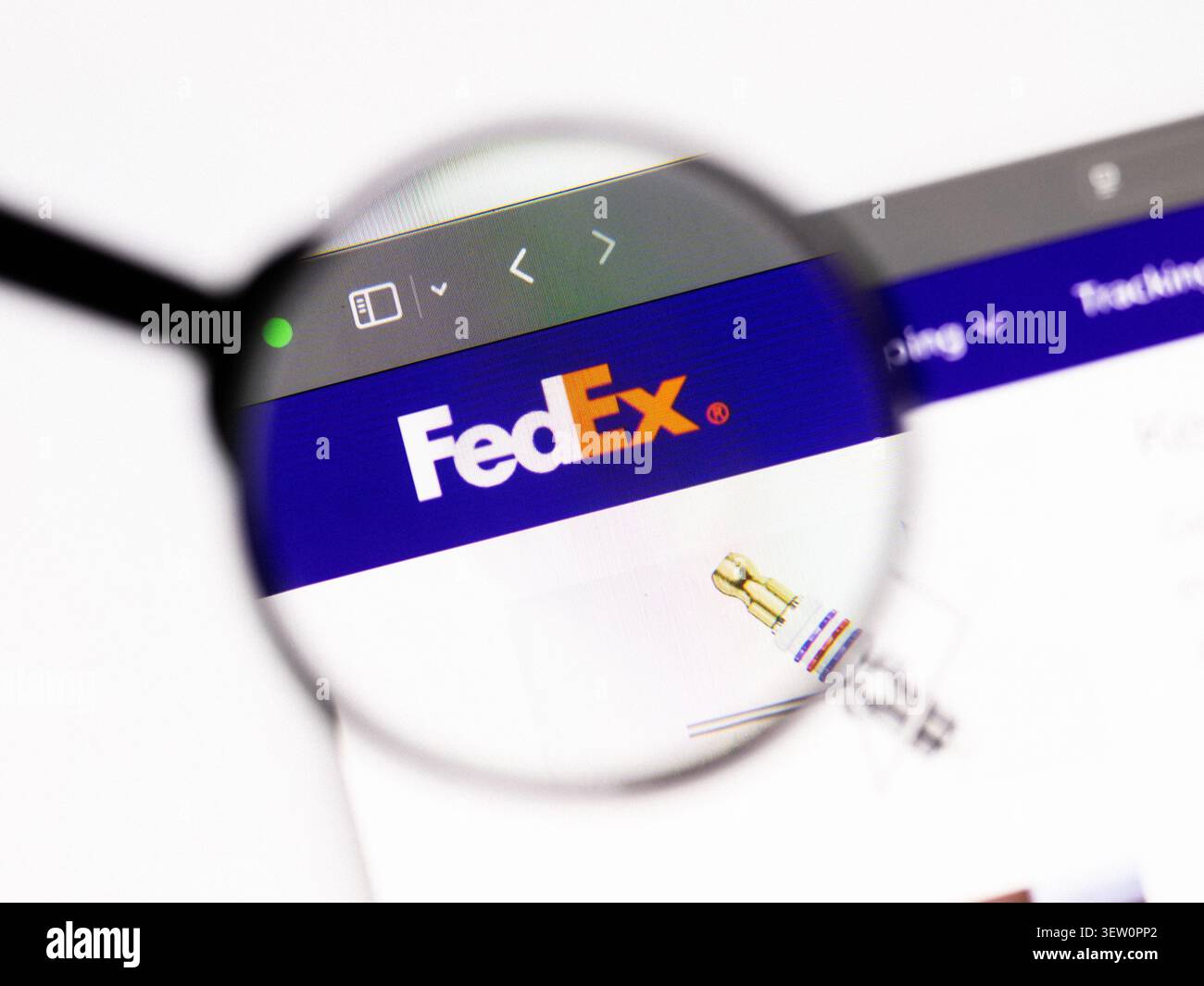 Mailand, Italien 2026, 20 Apr Nahaufnahme der FedEx-Website auf einem Laptop-Bildschirm. Konzentrieren Sie sich auf das FedEx Logo unter einer Lupe. Stockfoto