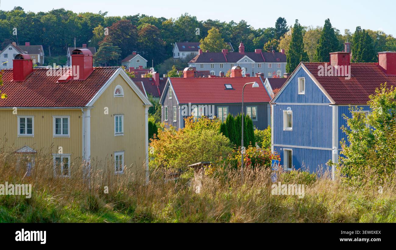 Skandinavische Häuser mit roten Dächern und lebhaften Fassaden in einem schwedischen Wohngebiet Stockfoto