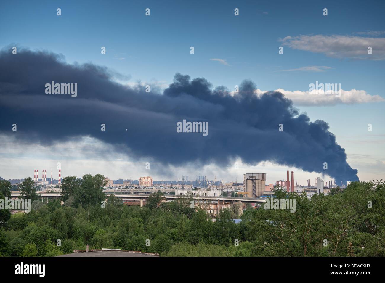 Großbrand in der Ölraffinerieproduktion mit dickem Rauch aus dem Industriebereich Stockfoto