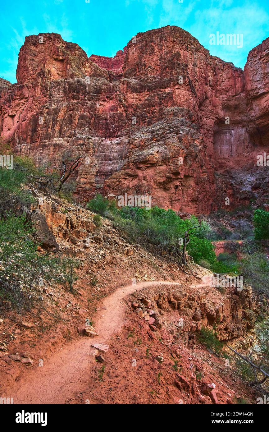 Red Canyon Trail mit zerklüfteten Klippen und Wüstenvegetation in Arizona Stockfoto