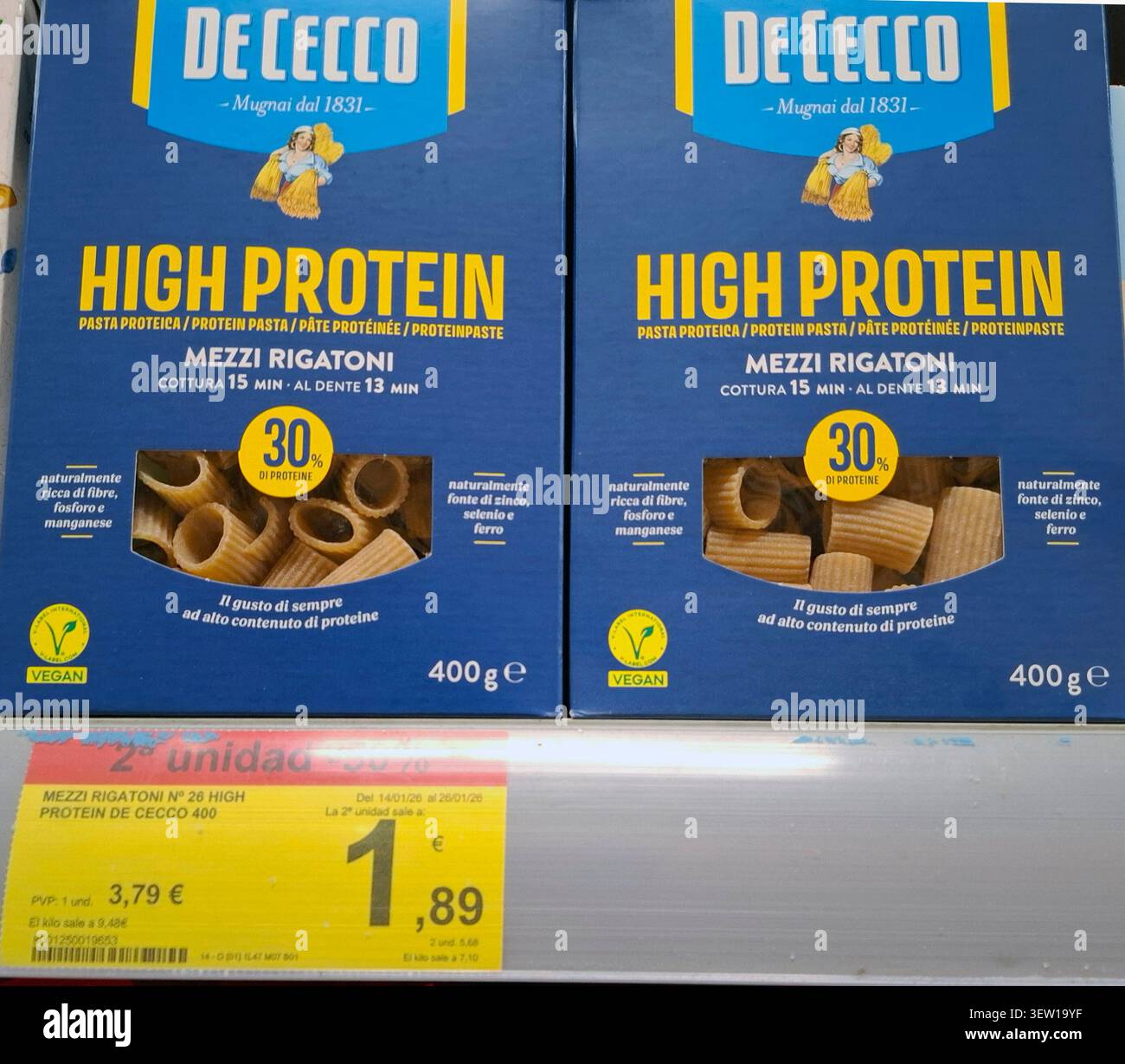 DENIA, SPANIEN - 26. Januar 2026. Kisten mit proteinreichen Mezzi rigatoni-Nudeln von de Cecco befinden sich in einem Supermarktregal in Spanien. Jede Box enthält eine glutenfreie Stockfoto