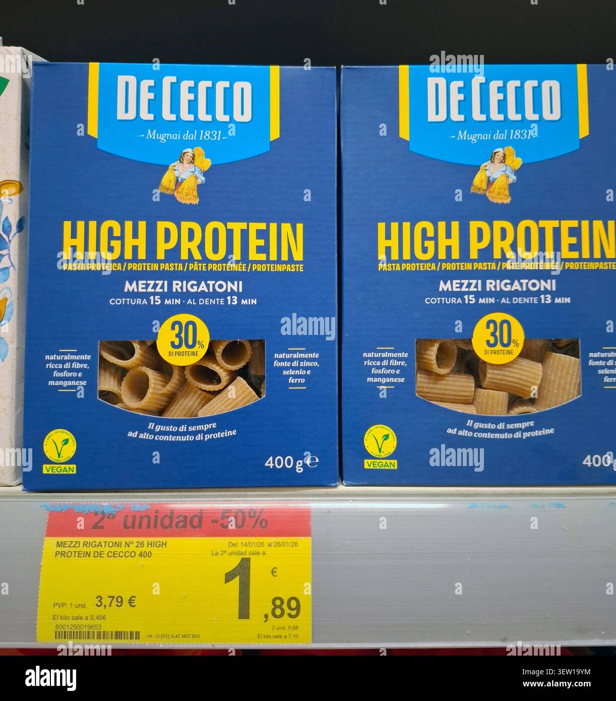 DENIA, SPANIEN - 26. Januar 2026. In einem spanischen Supermarkt werden die eiweißreichen Mezzi Rigatoni-Nudelboxen der Marke de Cecco ausgestellt. Diese produzieren Stockfoto