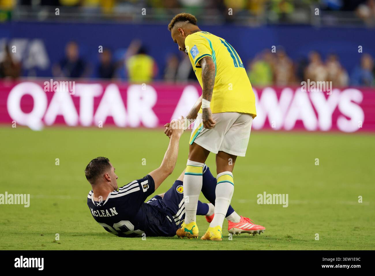 Miami, USA. Juni 2026. Kenny McLean aus Schottland wird von Neymar aus Brasilien nach dem Spiel der Gruppe C der FIFA-Weltmeisterschaft 2026 im Miami Stadium am 24. Juni 2026 in Miami, USA, unterstützt. Quelle: Allstar Picture Library Ltd/Alamy Live News Stockfoto