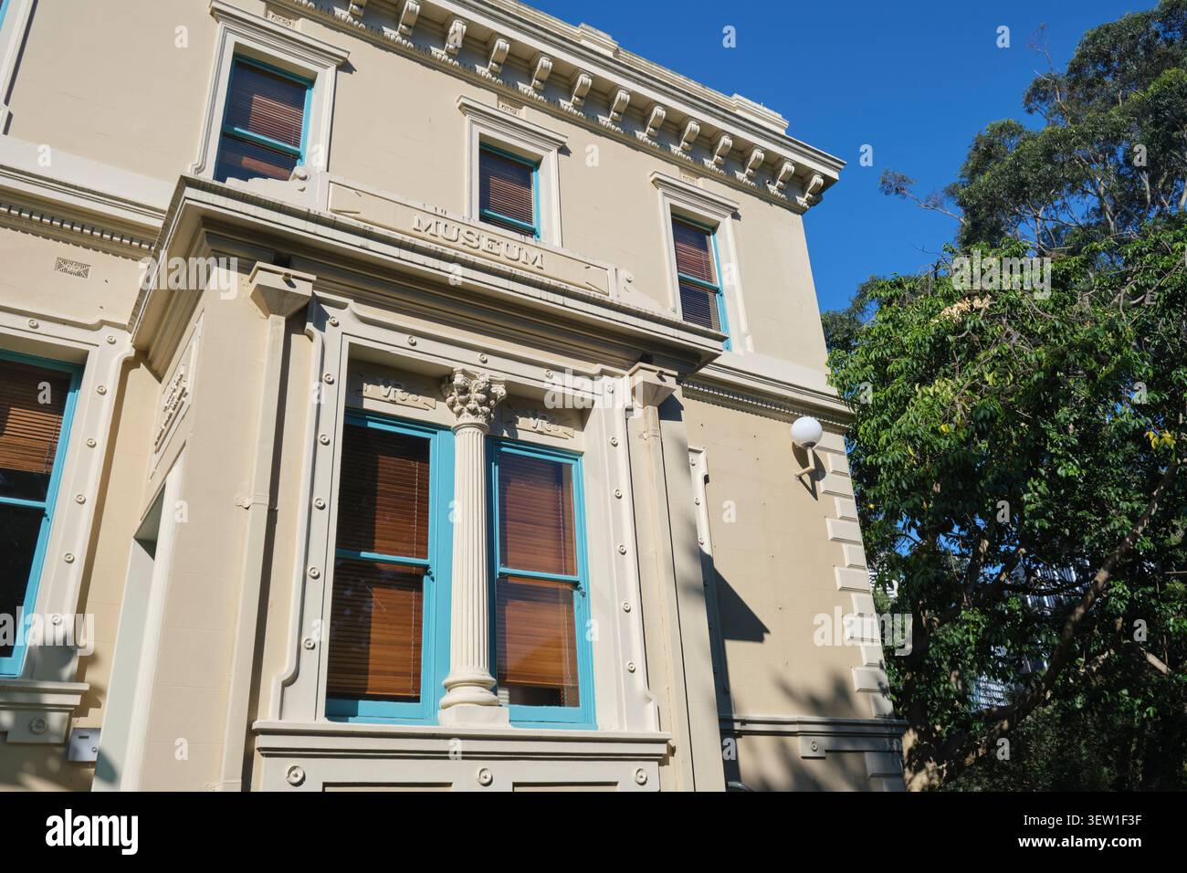 Fassade des ikonischen, alten, traditionellen National Herbarium Museum Gebäude. Im Sydney Royal Botanic Garden in NSW, Australien. Stockfoto