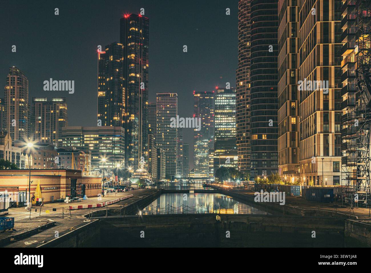Canary Wharf Night Skyline mit Dock Reflection, London Stockfoto