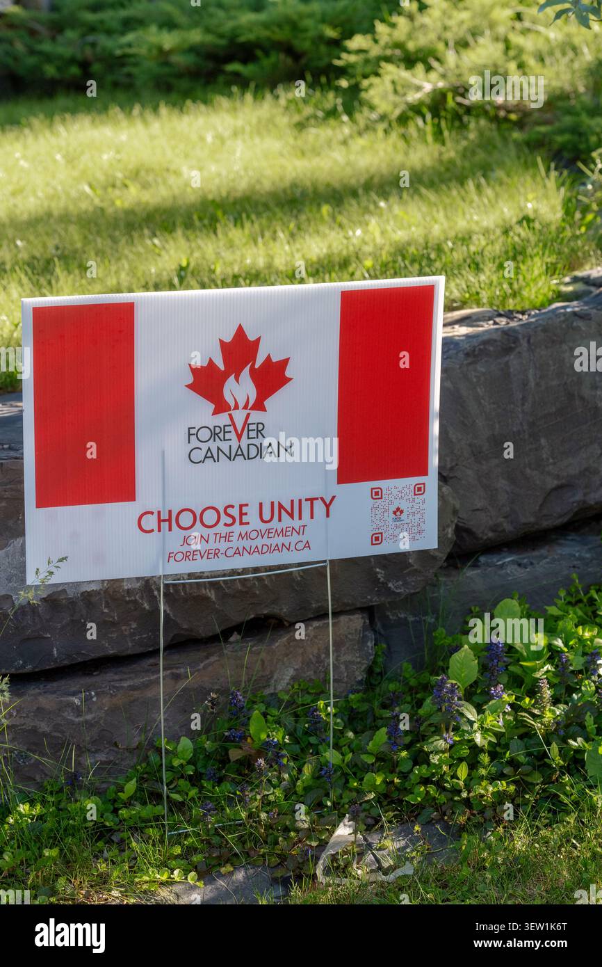 Juni 2026: Pro-Kanada-Rasenschild zur Förderung der nationalen Einheit auf einem Wohnrasen. Calgary, Alberta Stockfoto