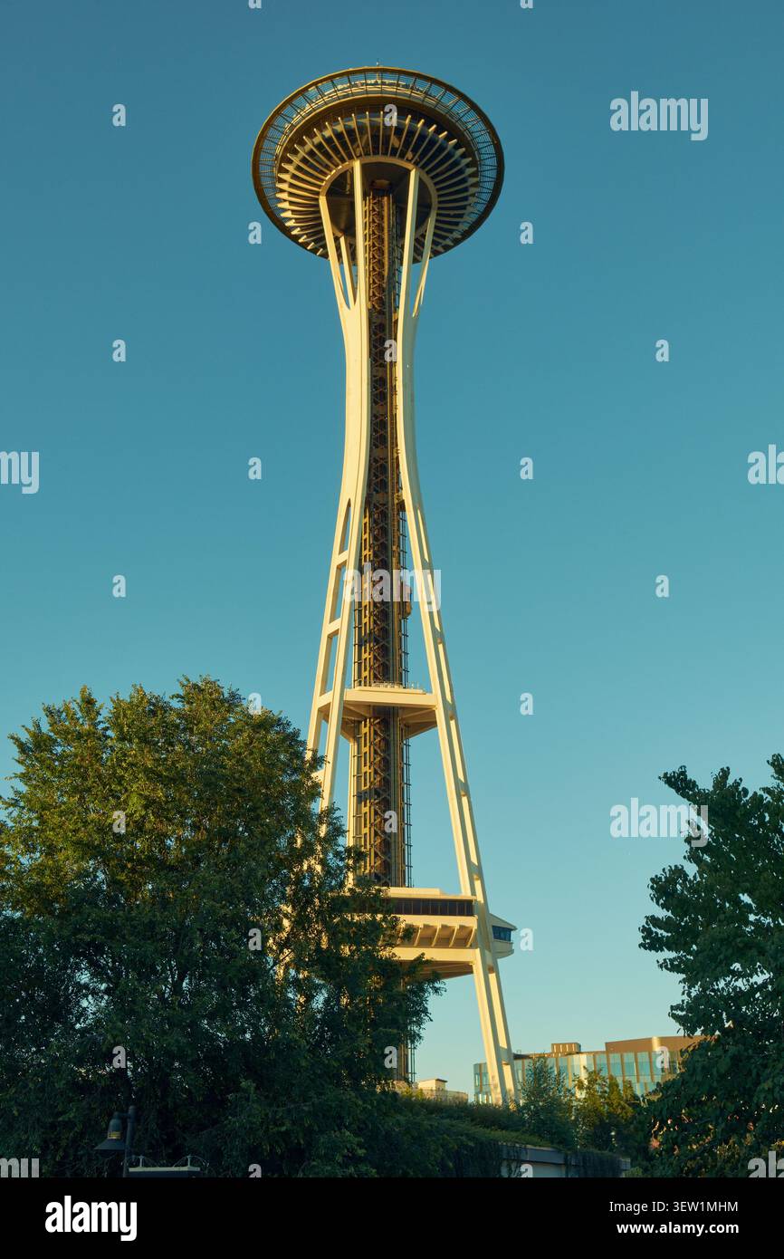Seattles legendäre Space Needle erhebt sich gegen den offenen Nordwesthimmel und fängt den unverwechselbaren Charakter der Stadt ein. Stockfoto