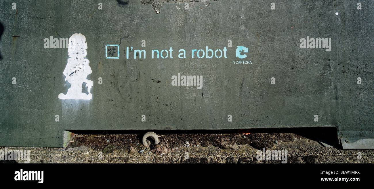 Ich bin kein Roboter reCaptcha Graffiti auf einem Versorgungsschrank auf einem Bürgersteig in Motueka, Südinsel, Aotearoa / Neuseeland. Stockfoto