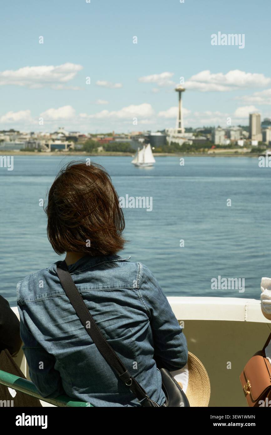 Passagiere genießen einen atemberaubenden Blick auf Seattle, Washington, während die Bainbridge Island Fähre Elliott Bay überquert und die Skyline der Stadt und waterfron zeigt Stockfoto