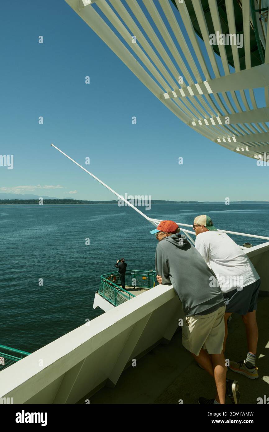Passagiere genießen einen atemberaubenden Blick auf Seattle, Washington, während die Bainbridge Island Fähre Elliott Bay überquert und die Skyline der Stadt und waterfron zeigt Stockfoto