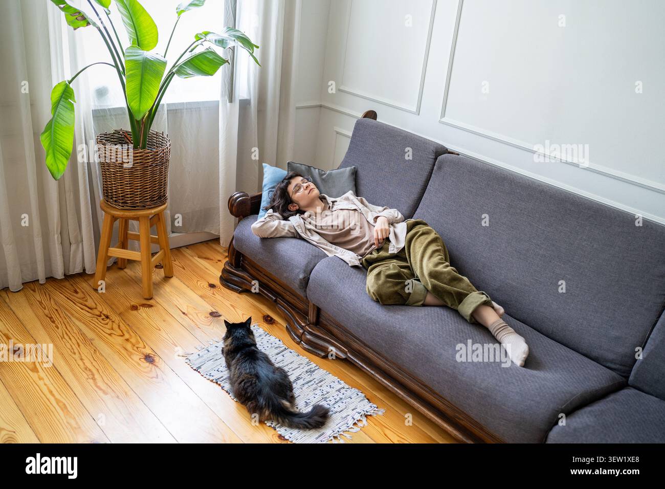 Wohnzimmer sofa frau liegen schlafen -Fotos und -Bildmaterial in hoher Auflösung – Alamy
