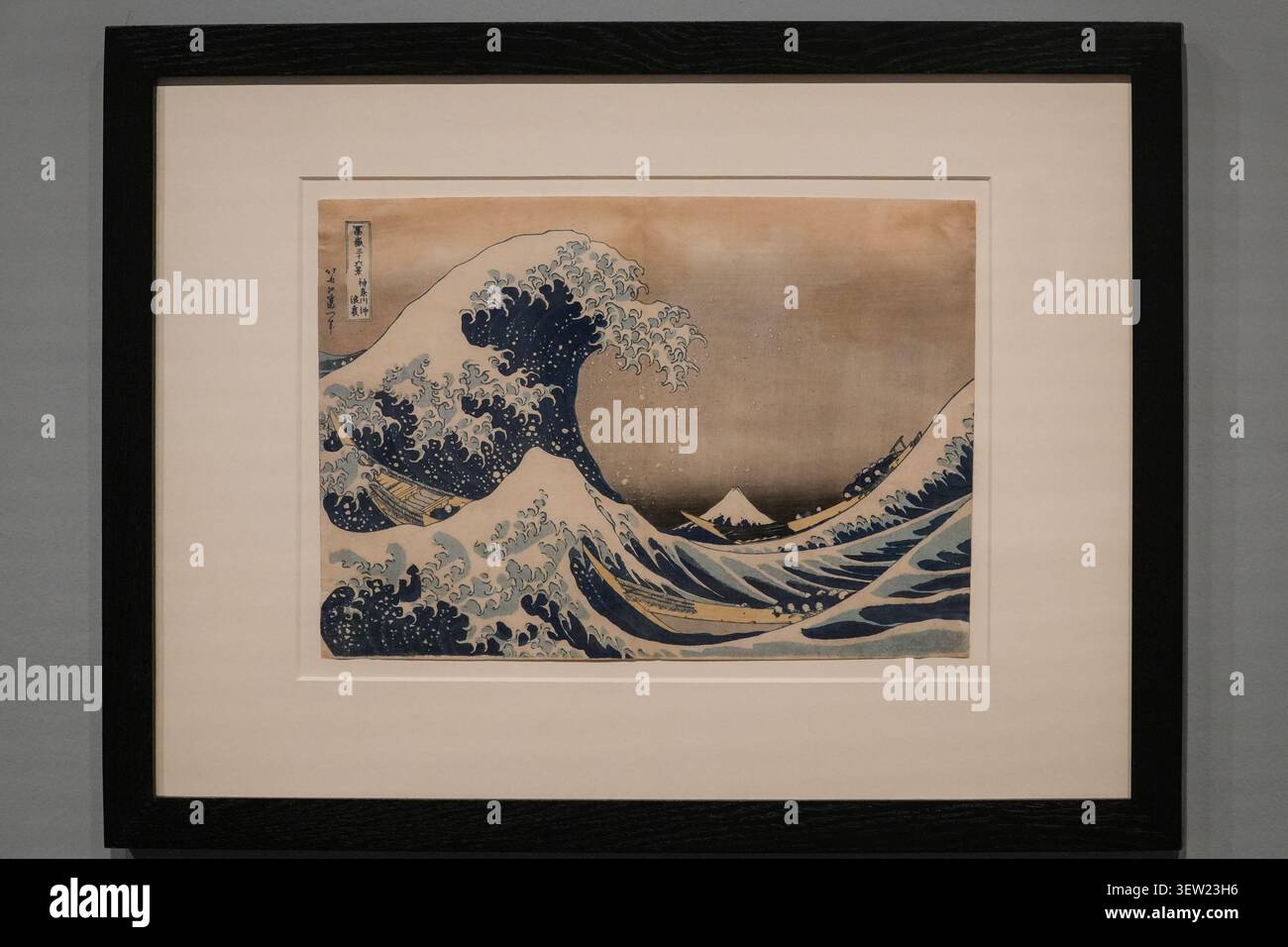 Gerahmter historischer Farbholzschnitt der Großen Welle vor Kanagawa von Katsushika Hokusai mit Fuji und Fischerbooten. Stockfoto