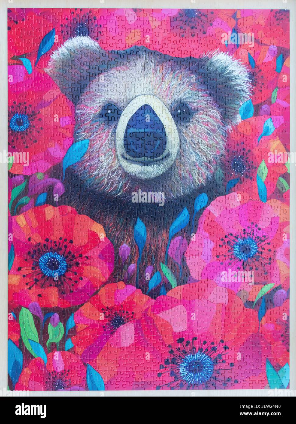 Ein vollendetes Puzzle eines skurrilen Porträts eines Koalas, umgeben von Mohnblumen. Stockfoto