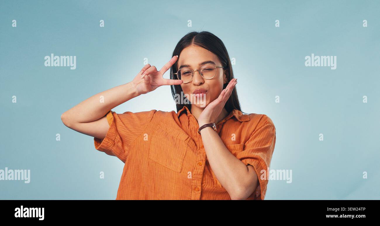 Porträt, Student und Frau im Studio mit Friedenszeichen, lustiger Persönlichkeit oder Brille für höhere Bildung. Person, Stupf und V-Geste mit kreativer Geste Stockfoto