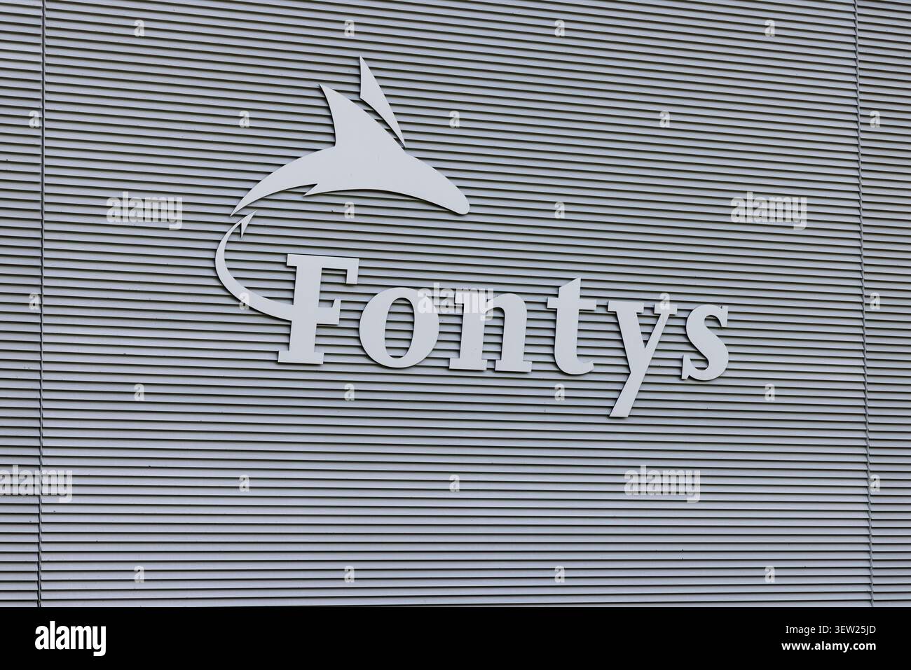 Eindhoven, Niederlande - 13. Juni 2026: Nahaufnahme des Fontys-Universitätslogos und der weißen Schrift auf einer grauen, metallisch gerippten Wandplatte. Stockfoto
