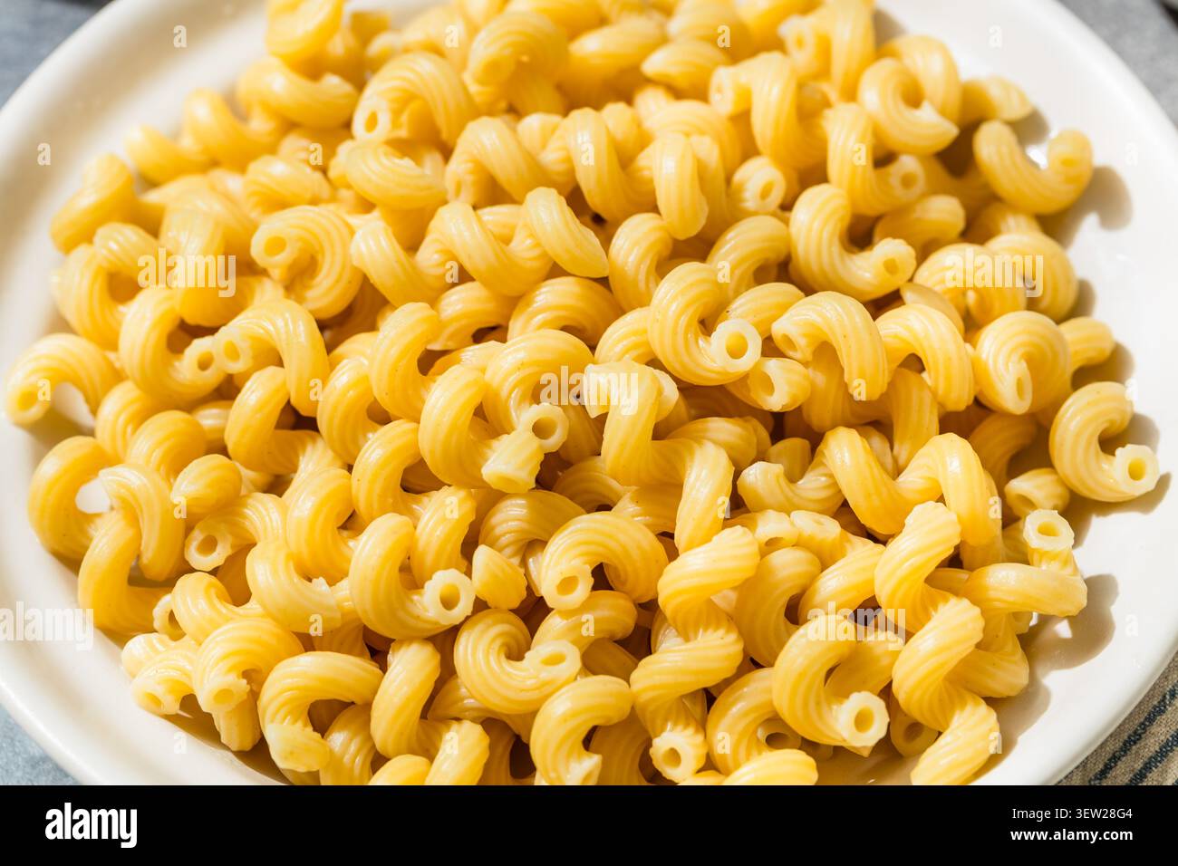 Hausgemachte italienische Cavatappi-Pasta in einer Schüssel Stockfoto