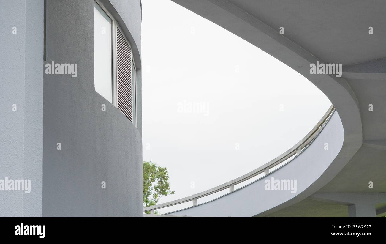 die minimalistische, geschwungene Architektur dient als Metapher für die Überschneidung von menschlichem Design. Stockfoto