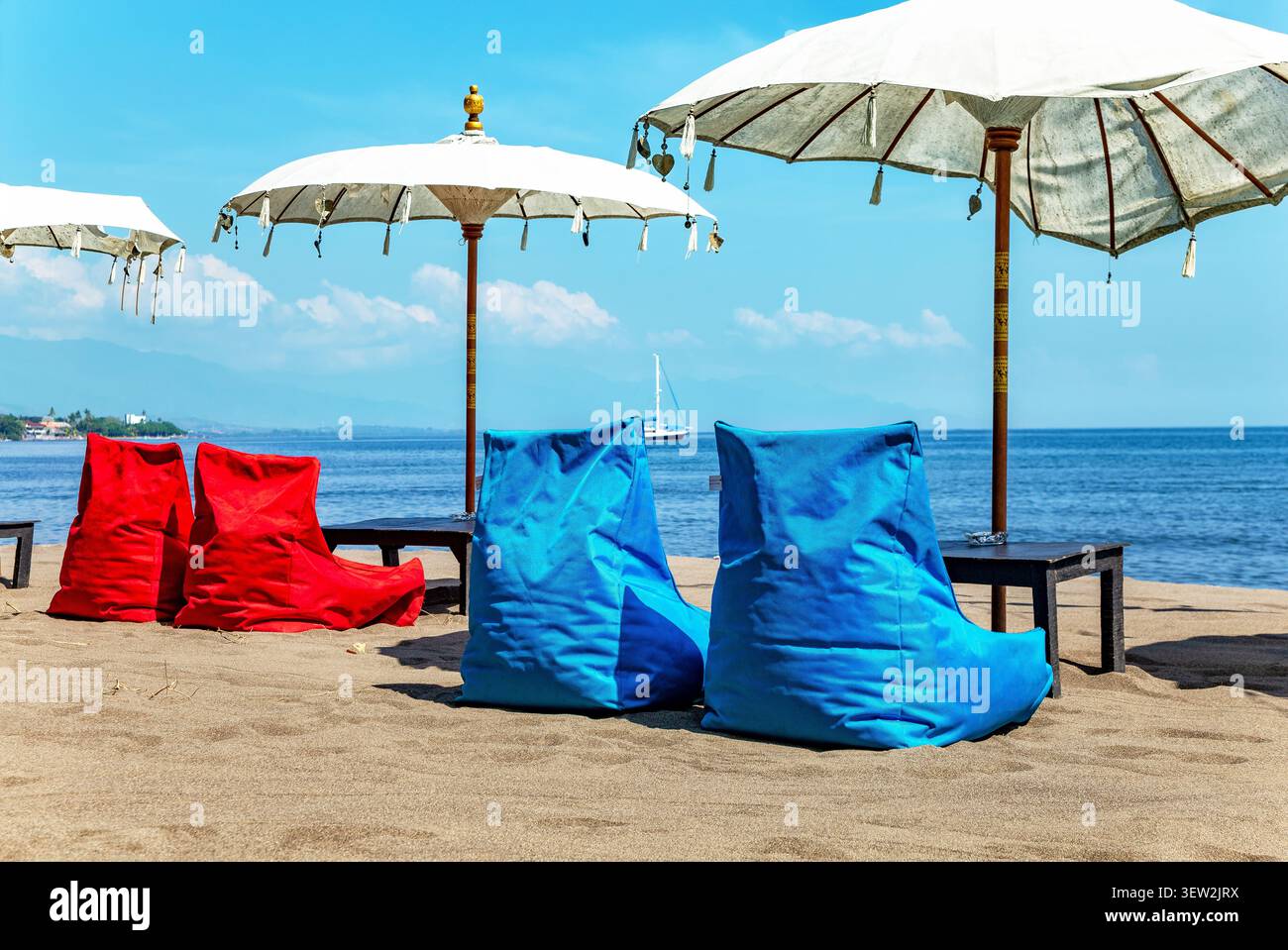 Tische und Stühle am Strand, Bali, Indonesien, Südostasien. Tische und Stühle mit Blick auf das Meer, Bali, Indonesien. Stockfoto