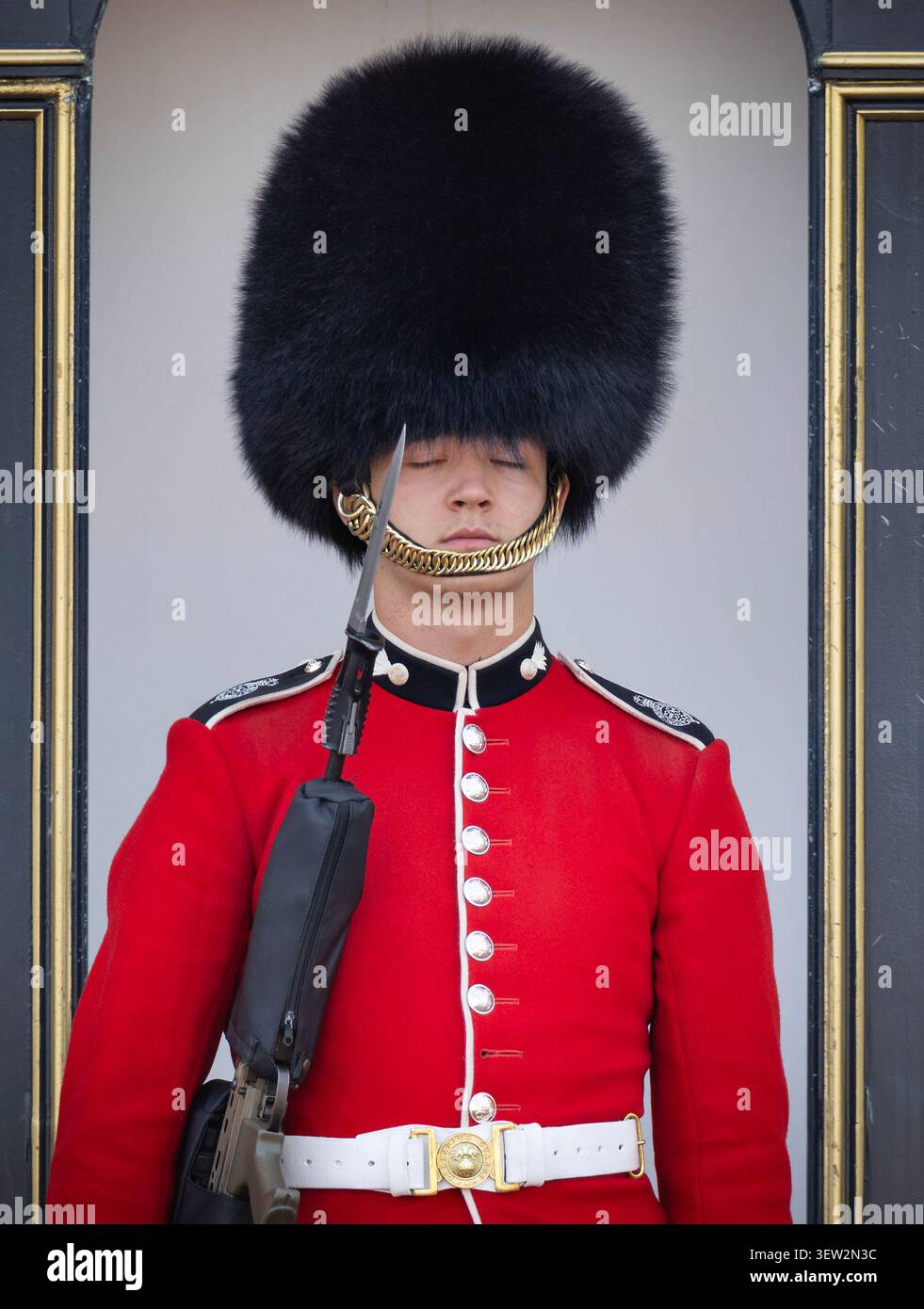 Ein Soldat der Coldstream Guards spürt die Hitze, während er im Buckingham Palace im Dienst steht. Die Temperaturen Mitte 30 wurden heute erreicht. Stockfoto