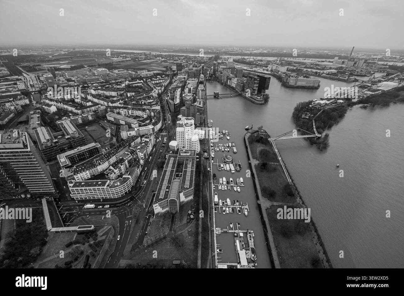 Schwarzweißer Hochwinkel-Luftbild des MedienHafen-Viertels mit moderner Architektur, Marinabecken und dem Rhein in Düsseldorf, Ger Stockfoto