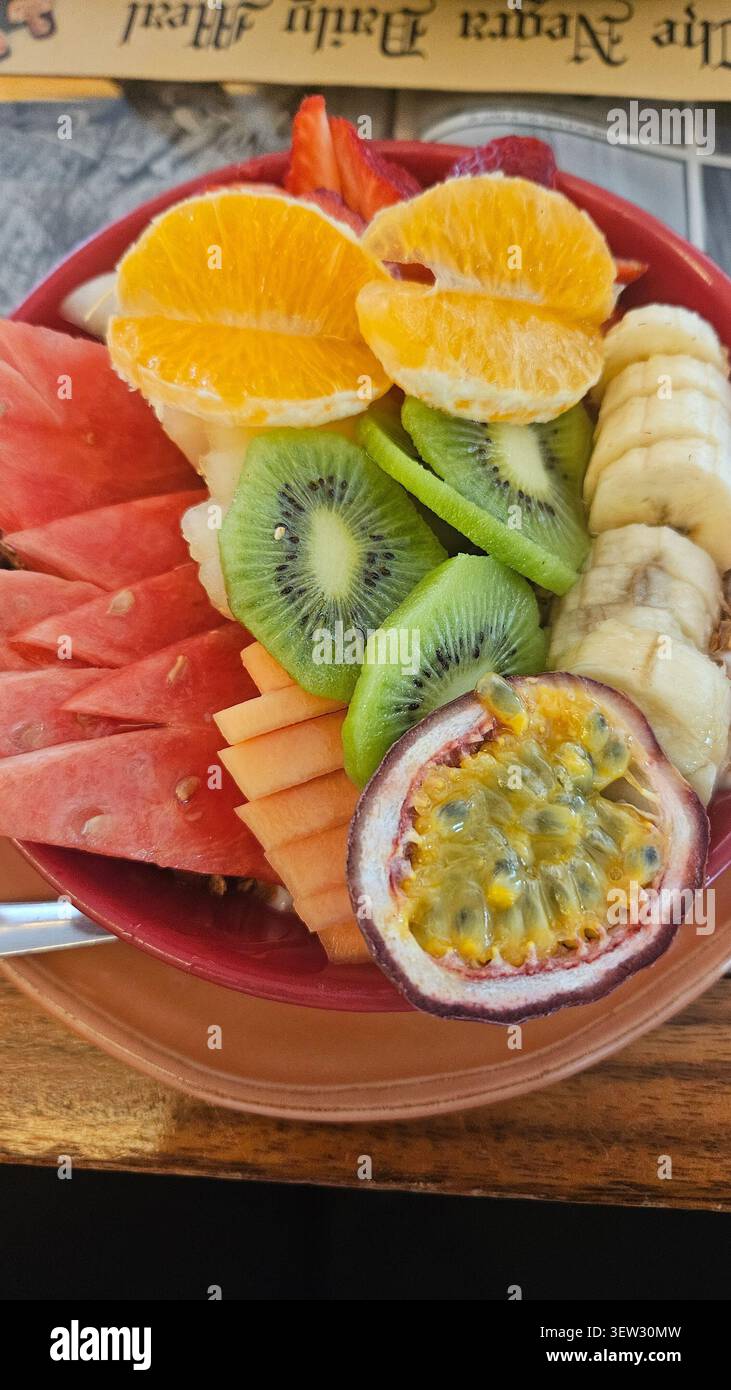 Fresh Fruit Bowl Close-up — Wassermelone, Kiwi, Orange, Banane und Passion Fruit Healthy Breakfast Bowl - Smartphone-aufgenommenes Stockfoto