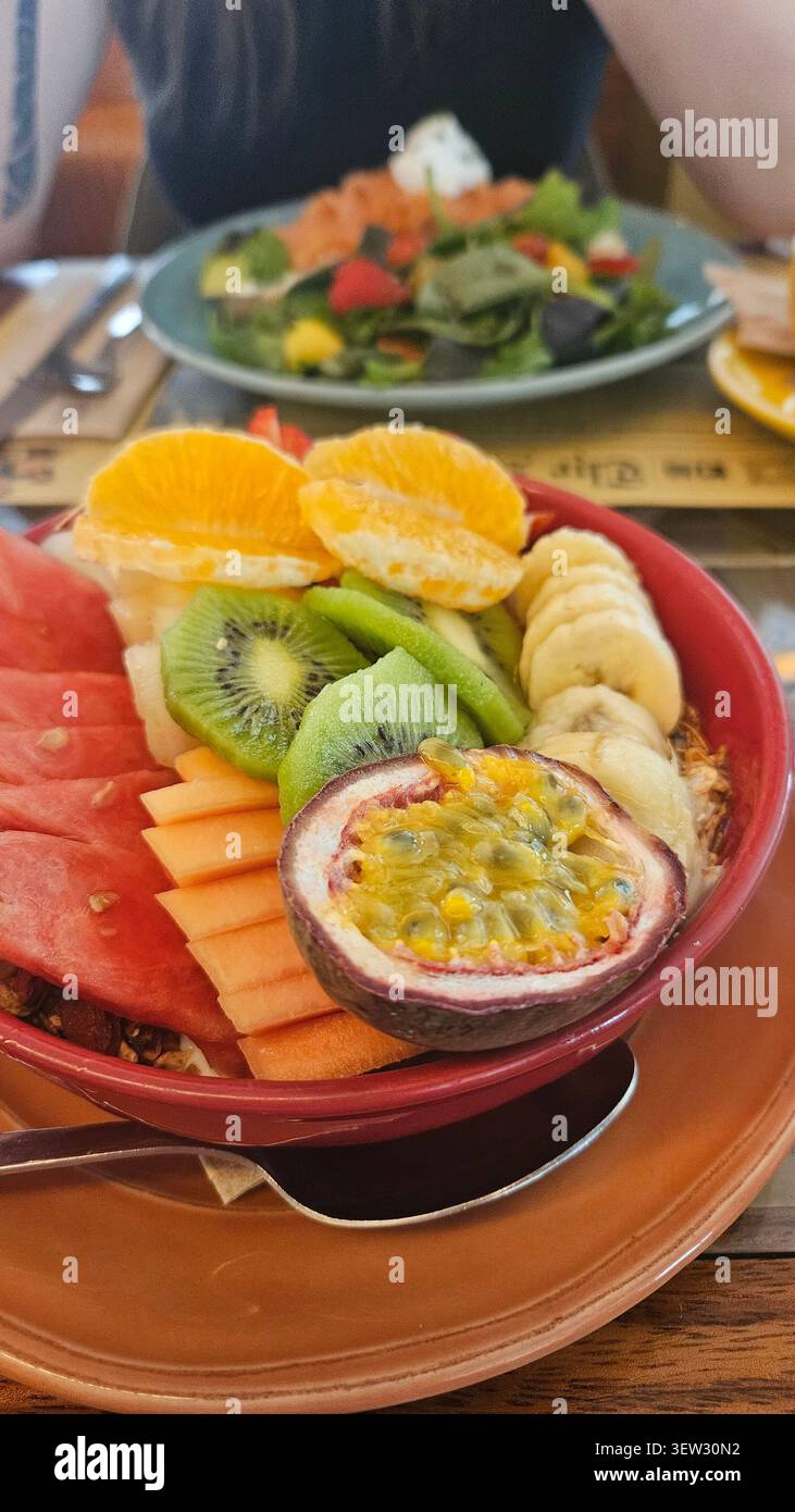 Fresh Fruit Bowl Close-up — Wassermelone, Kiwi, Orange, Banane und Passion Fruit Healthy Breakfast Bowl - Smartphone-aufgenommenes Stockfoto