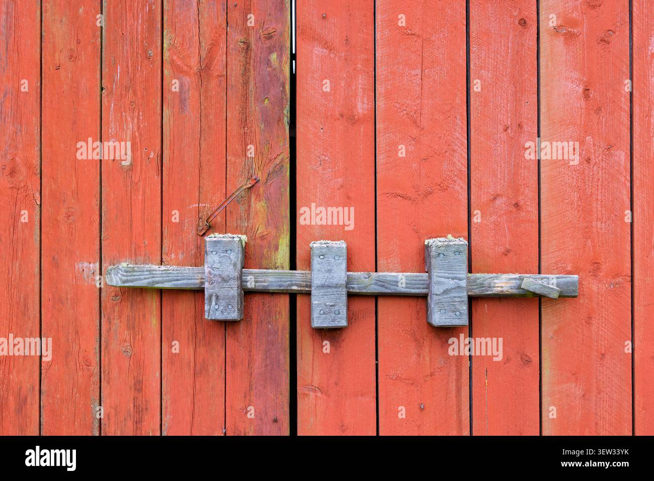 Altes Schloss an einer Holztür in einer roten Holzscheune Stockfoto